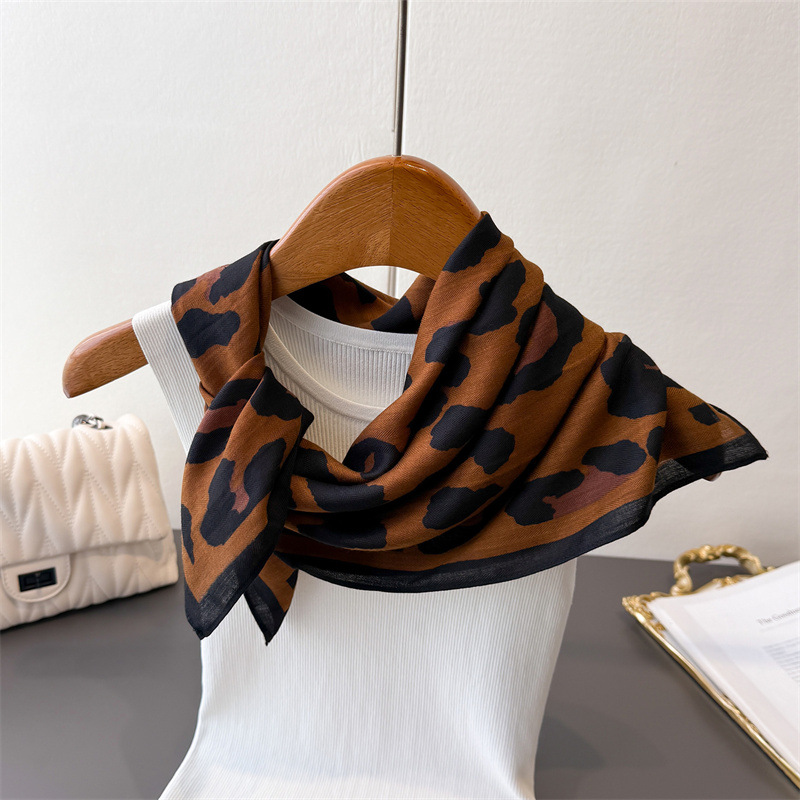 وشاح مربع فاخر بنقشة الفهد للر - مراجعة Face Scarf Mask وسعره